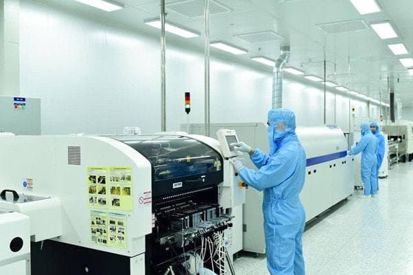 Kỹ sư NobleX vận hành máy dán linh kiện SMT